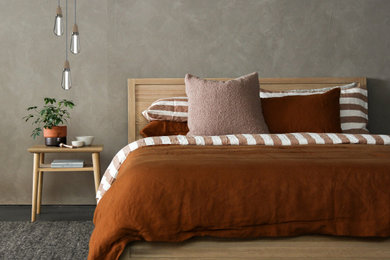 Foto de dormitorio principal contemporáneo de tamaño medio con paredes beige, moqueta y suelo gris