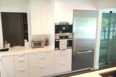 Minimalist kitchen photo in Los Angeles