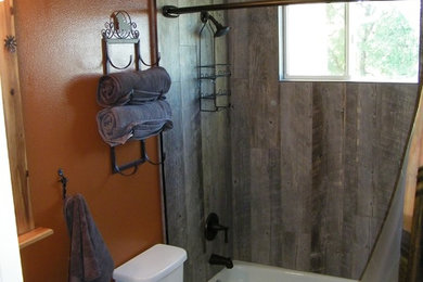 Example of a cottage bathroom design in San Diego