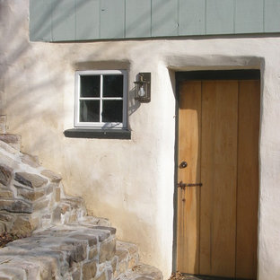 Bild på en eklektisk ingång och ytterdörr, med en enkeldörr och mellanmörk trädörr