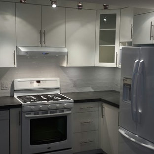 Idées déco pour une petite arrière-cuisine contemporaine en L avec un placard à porte plane, des portes de placard blanches, un plan de travail en carrelage, une crédence blanche, une crédence en carreau de porcelaine et aucun îlot.