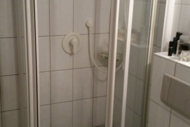 Duschbad mit fugenlosen Wänden und Sitzbank in der Dusche