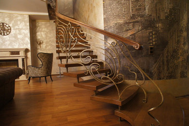 Идея дизайна: изогнутая лестница среднего размера в стиле неоклассика (современная классика) с деревянными ступенями и металлическими перилами