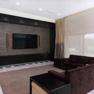 Réalisation d'une grande salle de cinéma minimaliste ouverte avec un mur gris, un sol en marbre, un téléviseur fixé au mur et un sol gris.