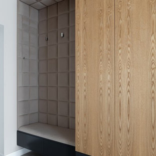 Inspiration för en mellanstor funkis entré, med grå väggar, klinkergolv i keramik och grått golv