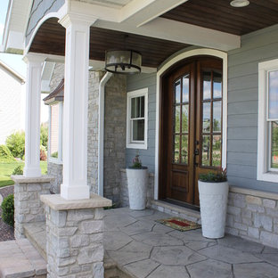 Idéer för att renovera ett amerikanskt grått hus, med två våningar och blandad fasad