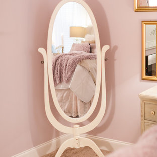 Großes Shabby-Style Hauptschlafzimmer mit rosa Wandfarbe, Teppichboden, Hängekamin, Kaminumrandung aus Metall und rosa Boden in Sonstige