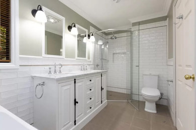 Example of a bathroom design in Los Angeles