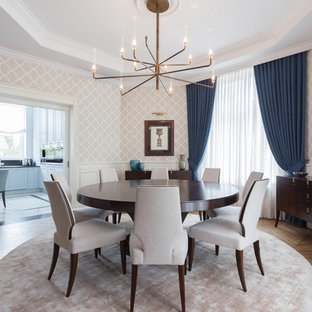 ミラノのトラディショナルスタイルのおしゃれな独立型ダイニング (マルチカラーの壁、無垢フローリング、暖炉なし) の写真