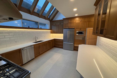 Example of a classic kitchen design in Vancouver
