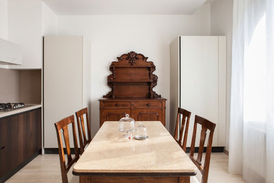 Immagine di una cucina country con abbinamento di mobili antichi e moderni