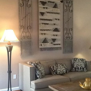 Mittelgroßes, Repräsentatives, Fernseherloses, Abgetrenntes Mediterranes Wohnzimmer ohne Kamin mit schwarzer Wandfarbe und braunem Holzboden in Washington, D.C.