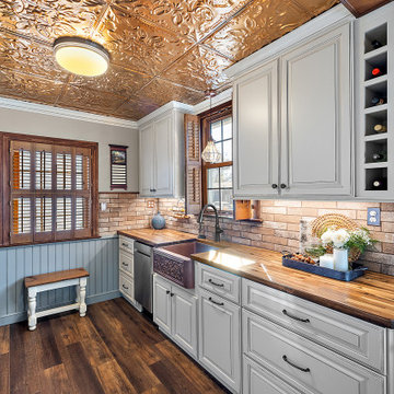 Starmark Maple Ridgeville Kitchen in Macadamia & Shale w/ Chocolate Glaze