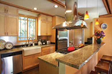 Kitchen - transitional kitchen idea in Burlington