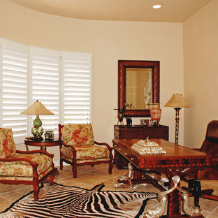 Inspiration för mellanstora klassiska hemmabibliotek, med beige väggar, klinkergolv i keramik, ett fristående skrivbord och beiget golv