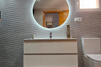 Modelo de cuarto de baño principal, único y flotante moderno de tamaño medio con ducha a ras de suelo, baldosas y/o azulejos multicolor y baldosas y/o azulejos de cerámica