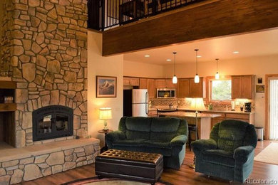 Kitchen - traditional kitchen idea in Denver