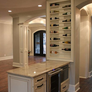 ナッシュビルの地中海スタイルのおしゃれなホームバーの写真