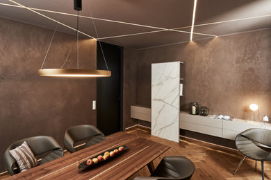 Mittelgroßes, Repräsentatives, Fernseherloses, Abgetrenntes Klassisches Wohnzimmer ohne Kamin mit brauner Wandfarbe, braunem Holzboden und braunem Boden in Dortmund
