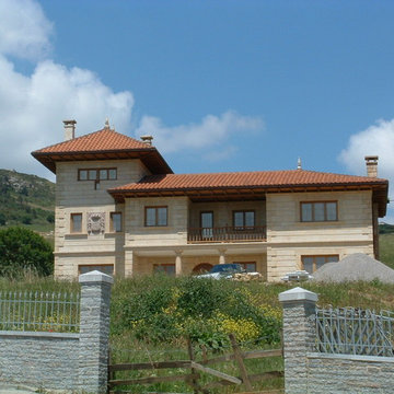UNIFAMILIAR : Vivienda Unifamiliar estilo tradicional de piedra