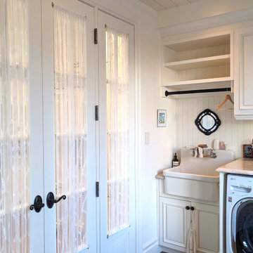 Laundry room French Country farmhouse style on île de Mai, Boisbriand