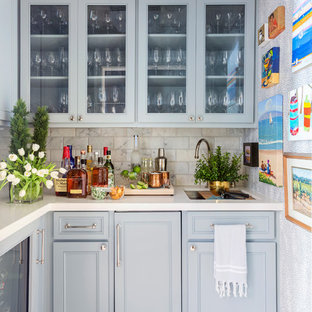 リトルロックのトランジショナルスタイルのおしゃれなウェットバー (アンダーカウンターシンク、落し込みパネル扉のキャビネット、グレーのキャビネット、ベージュキッチンパネル、セラミックタイルの床、ベージュの床、ベージュのキッチンカウンター) の写真