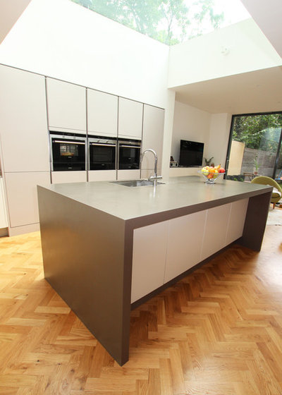 Are Those Sleek Handleless Kitchen Cabinets for You 