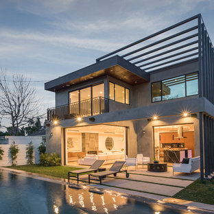 Inredning av ett modernt stort grått hus, med två våningar och platt tak