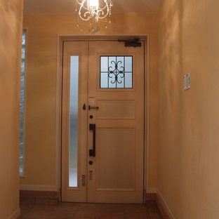 Aménagement d'une entrée éclectique de taille moyenne avec un mur blanc, un sol en carreau de terre cuite, une porte double, une porte blanche et un couloir.
