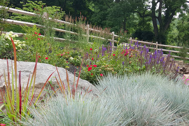 Photo of a farmhouse landscaping in Philadelphia.
