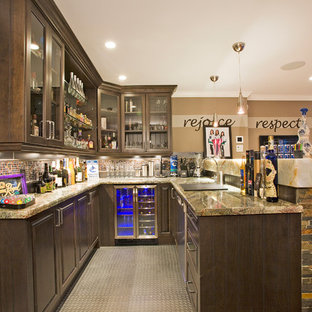 バンクーバーの大きいトラディショナルスタイルのおしゃれなホームバー (アンダーカウンターシンク、レイズドパネル扉のキャビネット、中間色木目調キャビネット、御影石カウンター、茶色いキッチンパネル、モザイクタイルのキッチンパネル、リノリウムの床) の写真