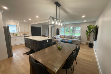 Example of a dining room design in Toronto