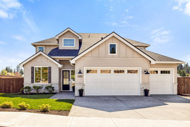 Cottage home design photo in Portland