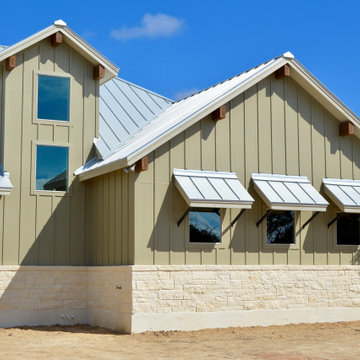 Farmhouse: 3,153 ft²/4 bd/3 bth/2ST