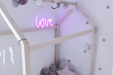 Foto de dormitorio infantil nórdico pequeño