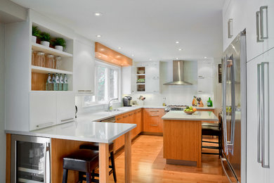 Example of a trendy kitchen design in Toronto