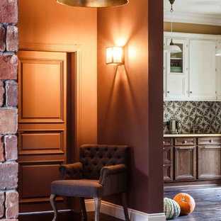 Inspiration för en mellanstor eklektisk entré, med bruna väggar, klinkergolv i keramik och en enkeldörr