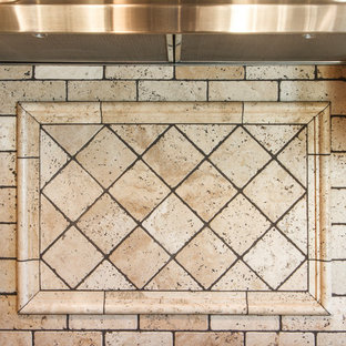 Exemple d'une arrière-cuisine chic en U de taille moyenne avec un évier encastré, un placard avec porte à panneau surélevé, des portes de placard en bois brun, un plan de travail en granite, une crédence multicolore, une crédence en travertin, un électroménager en acier inoxydable, un sol en carrelage de céramique, un îlot central, un sol multicolore et un plan de travail multicolore.