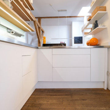 Küchenrenovierung: Offene Holzregale statt geschlossenem Hängeschrank