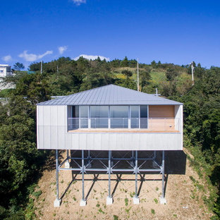 他の地域のインダストリアルスタイルのおしゃれな白い家 (寄棟屋根) の写真