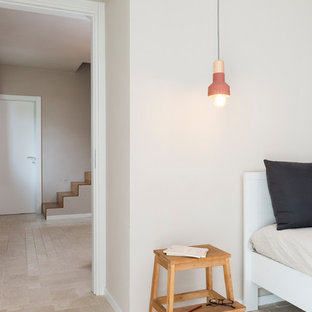 Lantlig inredning av ett stort huvudsovrum, med beige väggar och kalkstensgolv