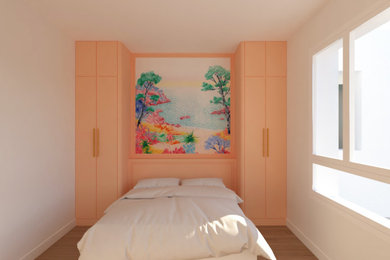 Aménagement d'une chambre d'enfant de 4 à 10 ans contemporaine de taille moyenne avec un mur beige, un sol en bois brun et du papier peint.
