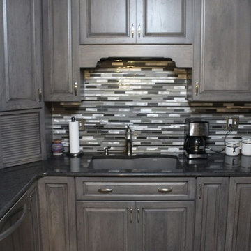 Starmark Kitchen - Hickory Ridgeville in Driftwood w/ Ebony Glaze