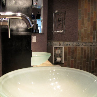 Bäder mit lila Wandfarbe und Beton-Waschbecken/Waschtisch Ideen, Design