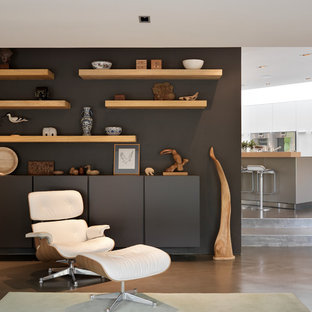 Exempel på ett modernt allrum med öppen planlösning, med ett finrum, svarta väggar och betonggolv