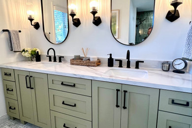 Inspiration for a transitional bathroom remodel in Chicago