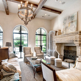 Repräsentatives, Fernseherloses Mediterranes Wohnzimmer mit Kamin und Kaminsims aus Stein in Houston