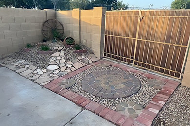 Imagen de jardín de secano de estilo americano pequeño en patio trasero con paisajismo estilo desértico y exposición total al sol