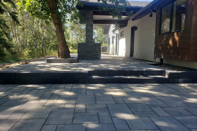 Diseño de patio minimalista grande en patio trasero con adoquines de ladrillo