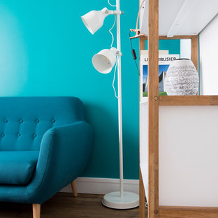 Esempio di un piccolo soggiorno moderno chiuso con pareti blu, parquet chiaro, nessun camino, nessuna TV, libreria e pavimento beige